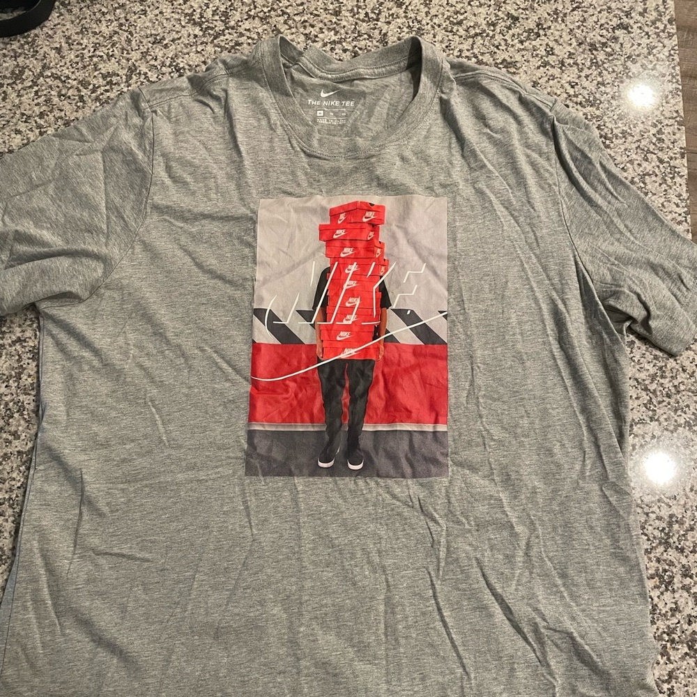 MEN’S XL NIKE GRAPHIC TEE